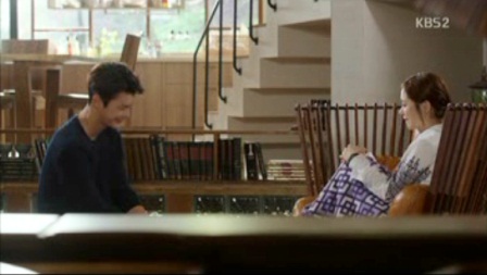 Мне нравится эта сцена, когда Цзи-ан падает на стул после печальных новостей о ее отце